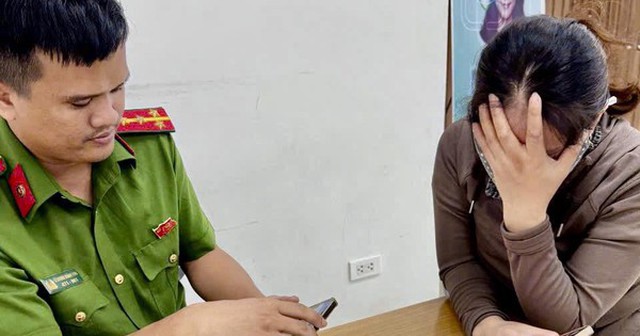 Công an tiến hành tuyên truyền, giải thích để chị L.T.M nhận thức rõ thủ đoạn của các đối tượng