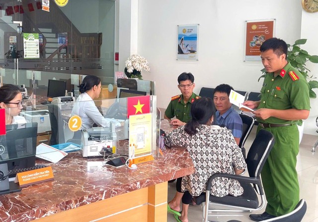 Cụ bà 65 tuổi rút 2 sổ tiết kiệm 400 triệu đồng chưa đến kỳ hạn: Nhân viên LPBank khẳng định có bất thường, mời công an xác minh- Ảnh 1.