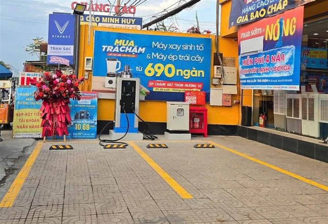 Tỷ phú Phạm Nhật Vượng bắt tay ông Nguyễn Đức Tài triển khai hơn 2.000 trạm sạc, điểm đổi pin VinFast tại cửa hàng Thế Giới Di Động