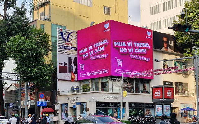 Quảng cáo ngoài trời thế hệ mới: Khi “nhiều chữ” trở thành ngôn ngữ của thương hiệu