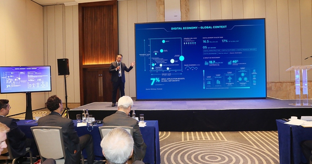 Ông Đặng Tùng Sơn - Phó chủ tịch SVP/Giám đốc Chiến lược Tập đoàn Công nghệ CMC thuyết trình tại Hội nghị xúc tiến đầu tư Việt Nam- Vương quốc Anh
