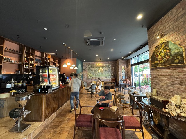 Vụ nam nhân viên quán cà phê Hà Nội bị đấm: Người chứng kiến hé lộ loạt câu nói và chi tiết ít ai biết trước khi sự việc bùng nổ- Ảnh 2.