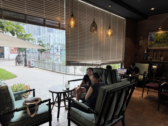 Vụ nam nhân viên quán cà phê Hà Nội bị đấm: Người chứng kiến hé lộ loạt câu nói và chi tiết ít ai biết trước khi sự việc bùng nổ- Ảnh 3.