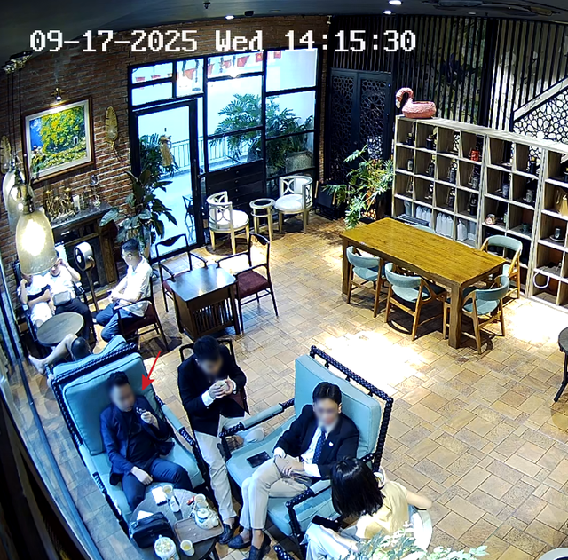 Vụ nam nhân viên quán cà phê Hà Nội bị đấm: Người chứng kiến hé lộ loạt câu nói và chi tiết ít ai biết trước khi sự việc bùng nổ- Ảnh 1.