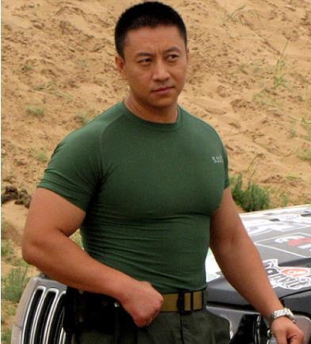 Vệ sĩ số 1 của Trung Quốc từng bảo vệ cả Warren Buffett: Xuất thân từ thế gia võ thuật, chỉ cần 1 chiếc đũa để xuyên thủng tấm thép- Ảnh 5. Vệ sĩ số 1 của Trung Quốc từng bảo vệ cả Warren Buffett: Xuất thân từ thế gia võ thuật, chỉ cần 1 chiếc đũa để xuyên thủng tấm thép- Ảnh 5.