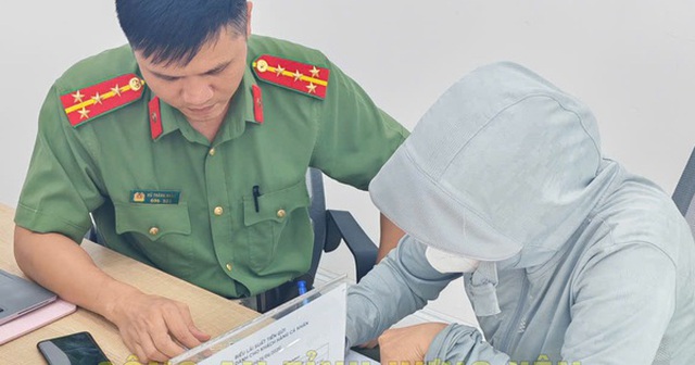 Công an tuyên truyền, giải thích về thủ đoạn lừa đảo cho người dân.