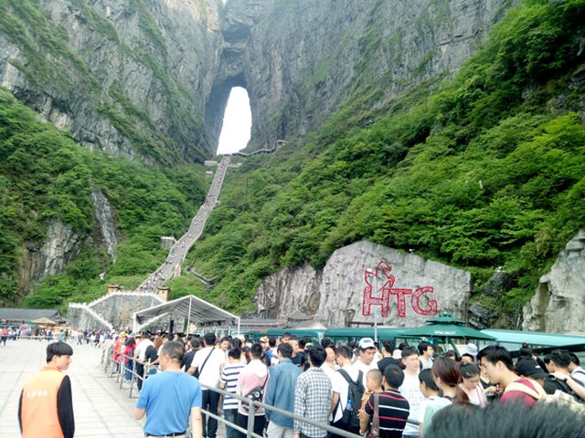 Khách Việt kể chuyện du lịch điểm nổi tiếng Trung Quốc, nhận xét: "Đi tới đâu ai cũng nhìn tôi"