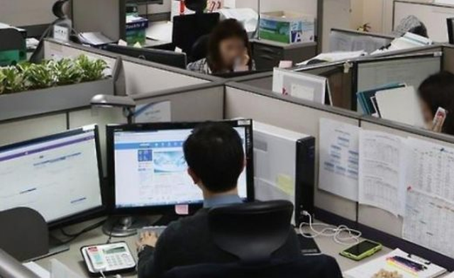 Ngày làm văn phòng lương hơn 30 triệu/tháng, tối bán hàng rong kiếm gấp đôi: "An phận quá tôi không ưng..."