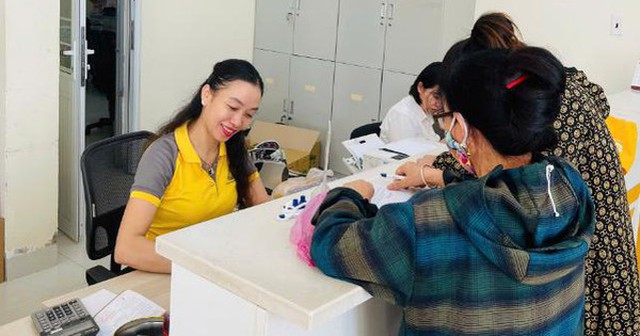 Bằng kinh nghiệm nghề nghiệp, giao dịch viên Hoàng Thị Ngọc Hà đã kịp thời ngăn chặn hành vi lừa đảo