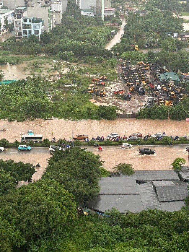 Hà Nội ngập nhiều tuyến đường, ùn tắc kéo dài do ảnh hưởng bão số 10 Bualoi, dân công sở chật vật di chuyển- Ảnh 8. Hà Nội ngập nhiều tuyến đường, ùn tắc kéo dài do ảnh hưởng bão số 10 Bualoi, dân công sở chật vật di chuyển- Ảnh 8.