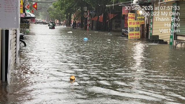 Hà Nội ngập nhiều tuyến đường, ùn tắc kéo dài do ảnh hưởng bão số 10 Bualoi, dân công sở chật vật di chuyển- Ảnh 4. Hà Nội ngập nhiều tuyến đường, ùn tắc kéo dài do ảnh hưởng bão số 10 Bualoi, dân công sở chật vật di chuyển- Ảnh 4.