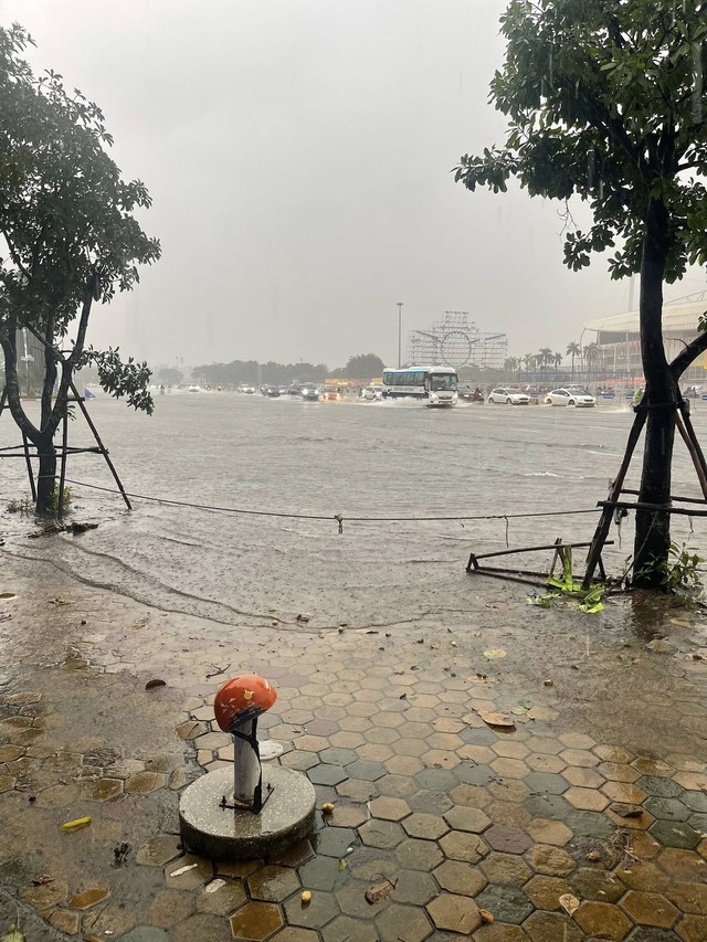 Hà Nội ngập nhiều tuyến đường, ùn tắc kéo dài do ảnh hưởng bão số 10 Bualoi, dân công sở chật vật di chuyển- Ảnh 5. Hà Nội ngập nhiều tuyến đường, ùn tắc kéo dài do ảnh hưởng bão số 10 Bualoi, dân công sở chật vật di chuyển- Ảnh 5.