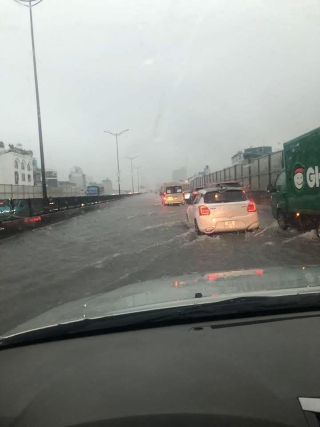 Hà Nội ngập nhiều tuyến đường, ùn tắc kéo dài do ảnh hưởng bão số 10 Bualoi, dân công sở chật vật di chuyển- Ảnh 7. Hà Nội ngập nhiều tuyến đường, ùn tắc kéo dài do ảnh hưởng bão số 10 Bualoi, dân công sở chật vật di chuyển- Ảnh 7.