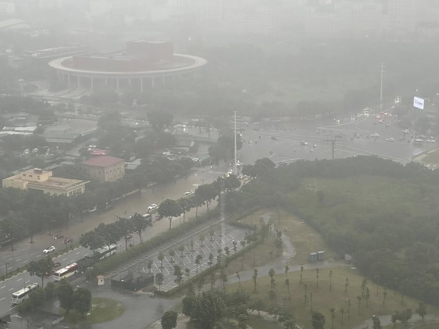 Hà Nội ngập nhiều tuyến đường, ùn tắc kéo dài do ảnh hưởng bão số 10 Bualoi, dân công sở chật vật di chuyển- Ảnh 3. Hà Nội ngập nhiều tuyến đường, ùn tắc kéo dài do ảnh hưởng bão số 10 Bualoi, dân công sở chật vật di chuyển- Ảnh 3.