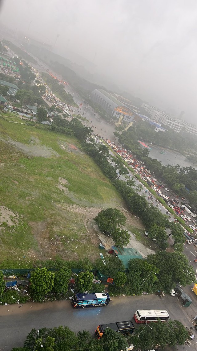 Hà Nội ngập nhiều tuyến đường, ùn tắc kéo dài do ảnh hưởng bão số 10 Bualoi, dân công sở chật vật di chuyển- Ảnh 1. Hà Nội ngập nhiều tuyến đường, ùn tắc kéo dài do ảnh hưởng bão số 10 Bualoi, dân công sở chật vật di chuyển- Ảnh 1.