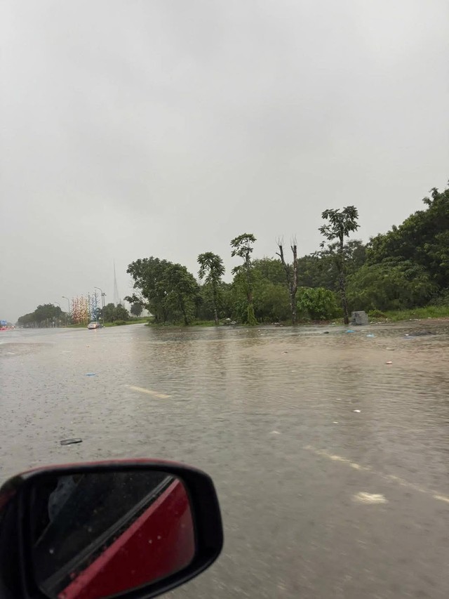 Hà Nội ngập nhiều tuyến đường, ùn tắc kéo dài do ảnh hưởng bão số 10 Bualoi, dân công sở chật vật di chuyển- Ảnh 6. Hà Nội ngập nhiều tuyến đường, ùn tắc kéo dài do ảnh hưởng bão số 10 Bualoi, dân công sở chật vật di chuyển- Ảnh 6.