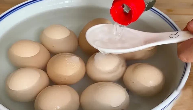 Luộc trứng nên đậy vung hay mở vung, thêm 1 thứ vào vừa róc vỏ lại thơm ngon hơn- Ảnh 2. Luộc trứng nên đậy vung hay mở vung, thêm 1 thứ vào vừa róc vỏ lại thơm ngon hơn- Ảnh 2.