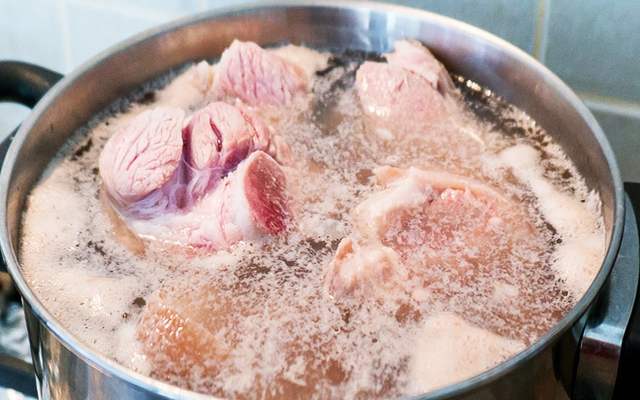 Luộc thịt nên vớt hết bọt hay để nguyên? Câu trả lời của chuyên gia sẽ khiến nhiều người phải thay đổi thói quen