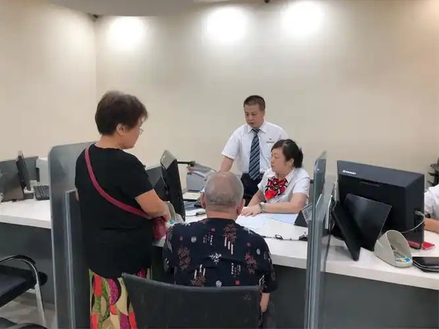 Mẹ chồng yêu cầu chuyển khoản 900 triệu đồng cho con dâu, nhân viên ngân hàng đồng ý nhưng 10 phút sau công an đến đưa khách đi