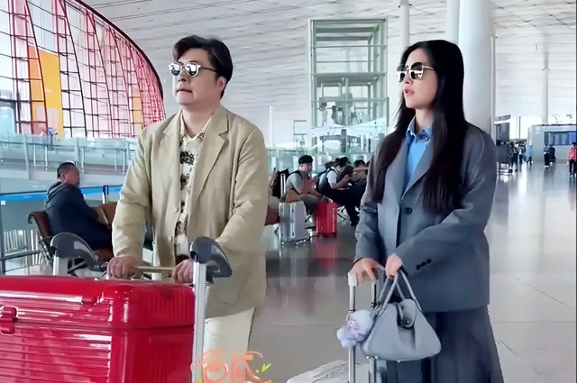 Con gái MC giàu nhất showbiz có Rolls-Royce riêng khi mới 15 tuổi: Ra sân bay cũng xách túi Hermes hơn 200 triệu đồng, nhìn sang mẹ còn choáng hơn