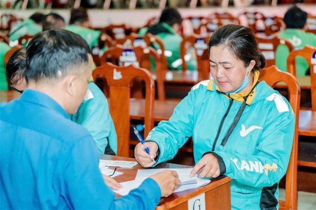 Tin vui đầu năm cho bác tài xe ôm công nghệ mua xe máy điện VinFast: Chú ý!