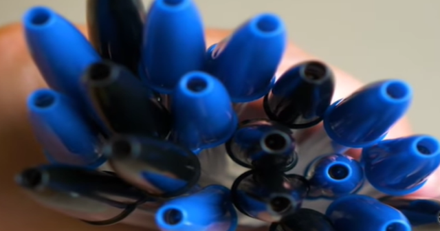 90% người dùng không biết công dụng của chiếc lỗ nhỏ trên nắp bút bi