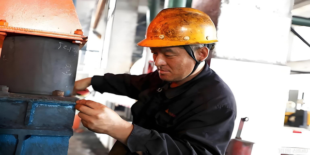 Lương tháng 13 triệu nhưng công ty chuyển khoản 4 tỷ đồng: Tài khoản bị phong tỏa, người đàn ông bị kiện - Ảnh 1.