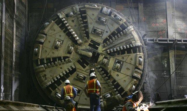 Trung Quốc tạo kỳ tích gây sốc: Máy đào hầm dài 145 mét, nặng 5.000 tấn bất ngờ mắc kẹt dưới đáy sông, được ‘giải cứu’ thành công bằng cách không ai ngờ - Ảnh 1.