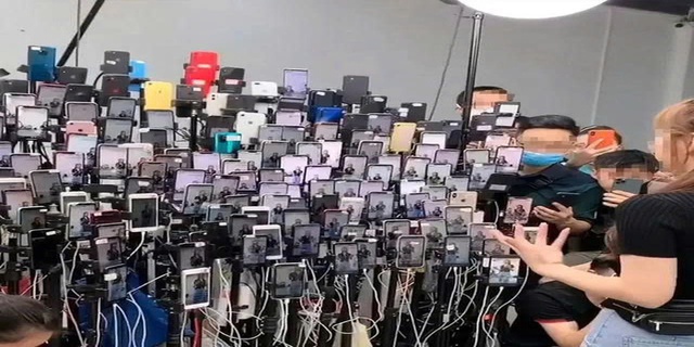 Phát hiện một căn nhà có 26.000 chiếc điện thoại phát sáng chạy: Cảnh sát tiết lộ bí mật động trời về 32 tỷ đồng - Ảnh 1.