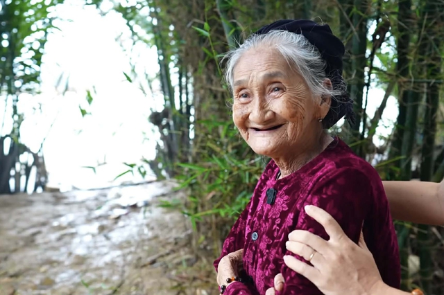 Cuộc sống hiện tại của người chèo đò ở Hội An trở thành “cụ bà đẹp nhất thế giới” sau một khoảnh khắc- Ảnh 5.