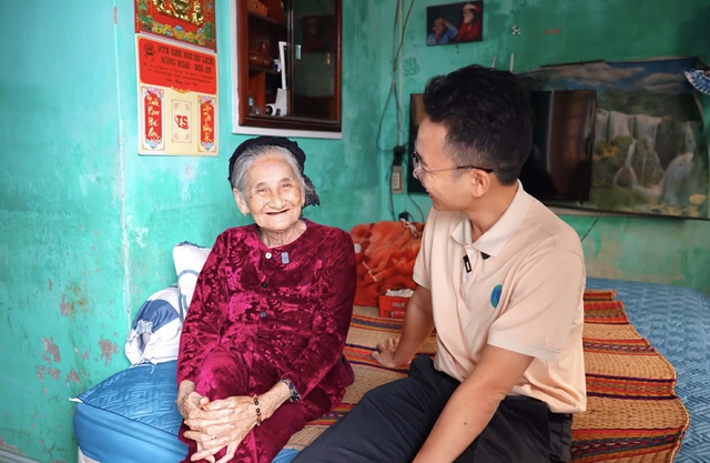 Cuộc sống hiện tại của người chèo đò ở Hội An trở thành “cụ bà đẹp nhất thế giới” sau một khoảnh khắc- Ảnh 3.