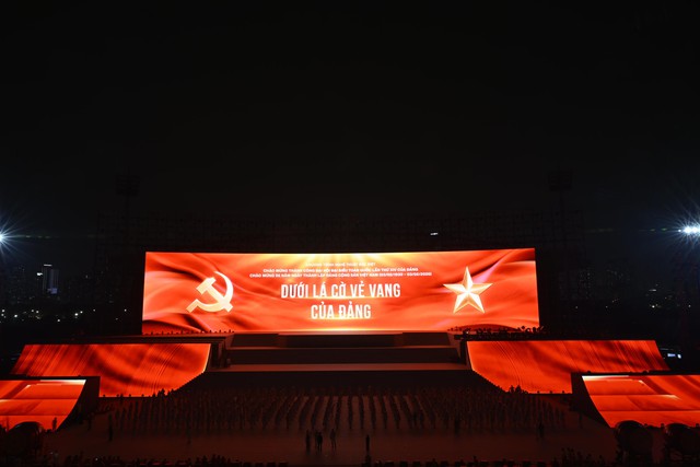 Màn pháo hoa hoành tráng rực sáng trên bầu trời Hà Nội tối 23/1: Quá mãn nhãn!- Ảnh 1.