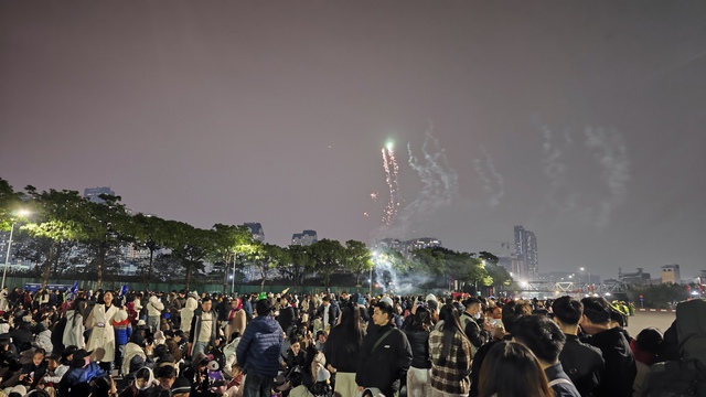 Màn pháo hoa hoành tráng rực sáng trên bầu trời Hà Nội tối 23/1: Quá mãn nhãn!- Ảnh 2.