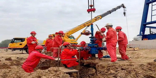 Sau tiếng động lớn, 12 vết nứt xuất hiện nhưng vẫn khoan sâu 1.000m, 1 phút sau công trường báo tin vui, kho báu khủng lộ diện- Ảnh 1.