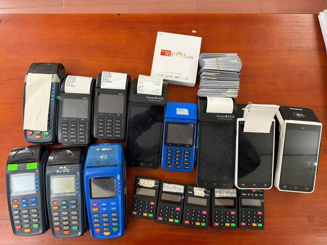 Phát hiện 1 nhân viên ngân hàng SN 1995 dùng thẻ tín dụng của 39 khách hàng để rút 1,3 tỷ đồng ở máy POS tại các tỉnh thành: Công an dùng nhiều biện pháp nghiệp vụ vào cuộc - Ảnh 2.