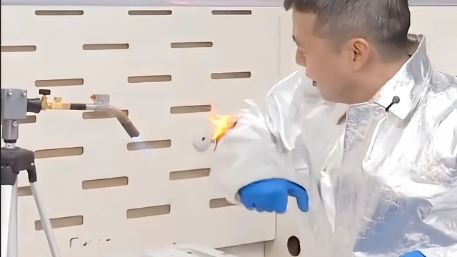 Phát minh của tiến sĩ Trung Quốc khiến thế giới kinh ngạc: Tạo ra vật liệu 'không thể cháy', chịu nhiệt vượt 1.500 độ C, giúp lính cứu hỏa sống sót trong biển lửa - Ảnh 1.