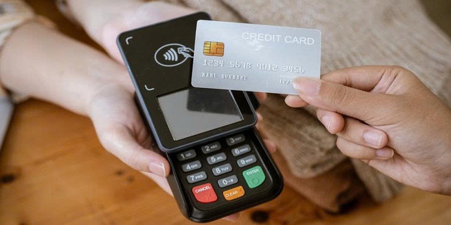 Tại sao lừa đảo biết rõ số tài khoản ngân hàng, mật khẩu và mã OTP của nạn nhân? - Ảnh 1.