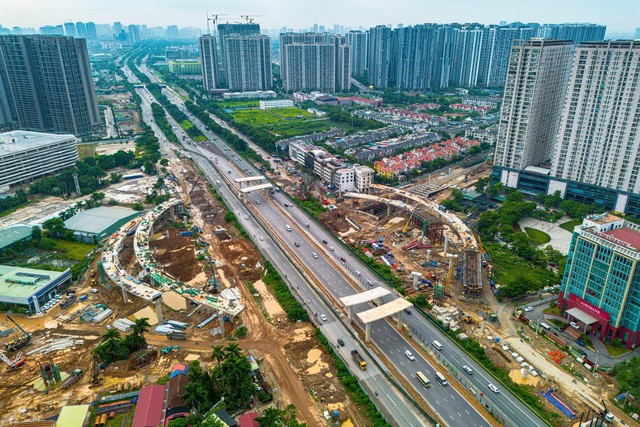 Ngay giữa Đại lộ dài nhất, rộng nhất Việt Nam với 16 làn xe đẹp như Châu Âu đang hình thành 1 nút giao hiện đại, thiết kế đẹp mắt, nằm gần loạt đại đô thị của "ông lớn" Vingroup, Masterise, Geleximco  - Ảnh 2.