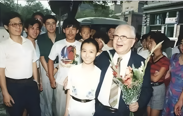 Cú trượt dài của nữ thần đồng từng xuất hiện trên đài truyền hình quốc gia, sau đó lại bỏ học và làm mẹ đơn thân- Ảnh 1.