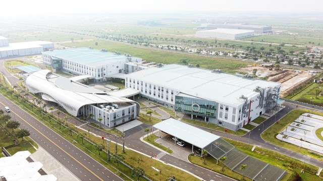 Bên trong nhà máy chế tác “kho báu” lớn nhất thế giới vừa xuất hiện tại Việt Nam: Rộng 10 sân bóng, vốn gần 4.000 tỷ đồng, quy mô tới 7.000 lao động - Ảnh 1.