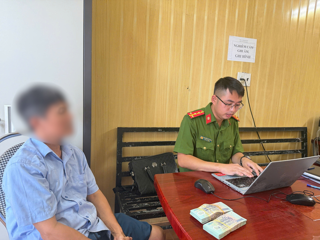 Tài xế lái taxi ở Hưng Yên mang 171 triệu đồng tiền mặt đến cửa hàng điện thoại để nhờ chuyển khoản: Chủ cửa hàng phát hiện điểm lạ, lập tức trình báo công an - Ảnh 1.