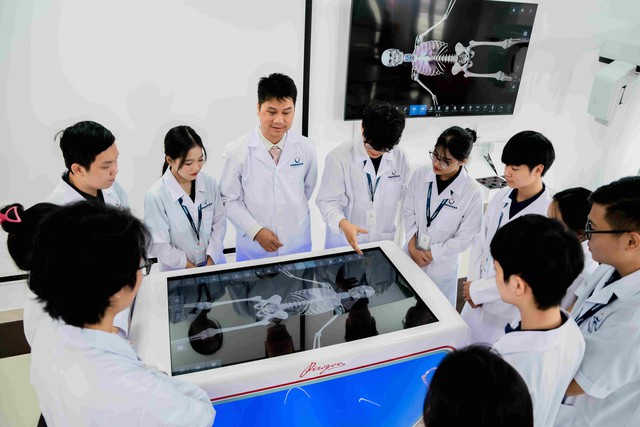 Lần đầu tiên, đại học của Tiến sĩ giàu nhất Việt Nam dạy bác sĩ nội trú: Chỉ tuyển sinh 48 người giỏi nhất, học phí cao nhất 120 triệu đồng/năm  - Ảnh 2.
