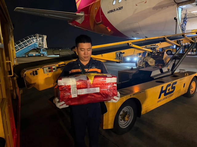Đúng tối qua - 10/10, sân bay Nội Bài ghi nhận một máy bay thực hiện nhiệm vụ thiêng liêng, cao cả hạ cánh - Ảnh 2.