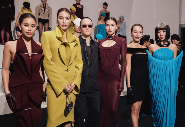Hồ Ngọc Hà đọ sắc Hồng Nhung, Mỹ Linh cùng loạt VIP, sao hạng A, hội tụ tại show diễn trong bảo tàng 100 tuổi - Ảnh 5.