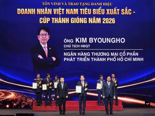 Chủ tịch HDBank Kim Byoungho nhận cúp Thánh Gióng 2026, ghi dấu trong Top 10 Doanh nhân Việt Nam tiêu biểu - Ảnh 1.
