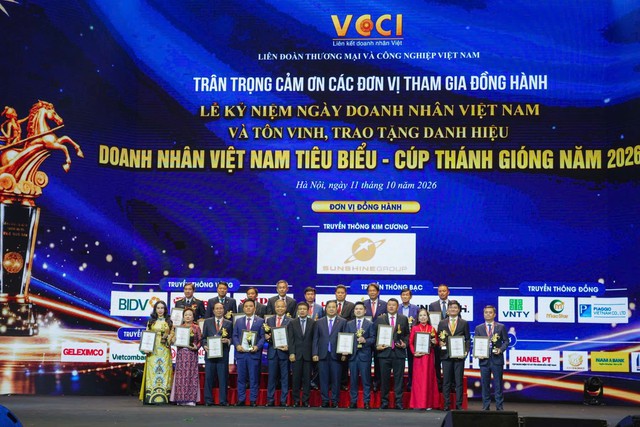 Chủ tịch HDBank Kim Byoungho nhận cúp Thánh Gióng 2026, ghi dấu trong Top 10 Doanh nhân Việt Nam tiêu biểu - Ảnh 4.