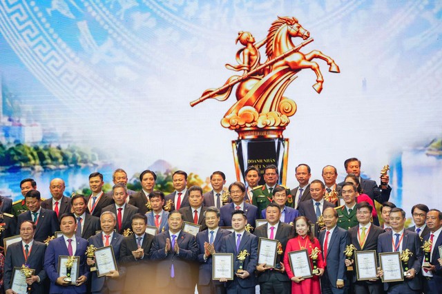 Chủ tịch HDBank Kim Byoungho nhận cúp Thánh Gióng 2026, ghi dấu trong Top 10 Doanh nhân Việt Nam tiêu biểu - Ảnh 8.
