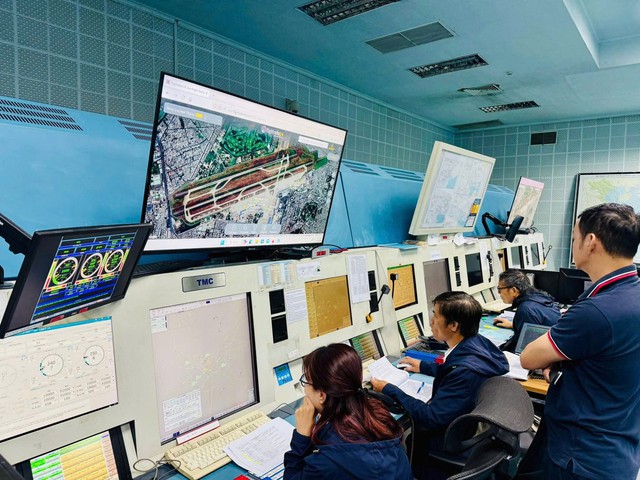 Rạng sáng hôm qua - 12/10, sân bay hơn 16 tỷ USD của Việt Nam ghi nhận một máy bay thực hiện nhiệm vụ đặc biệt - Ảnh 2.