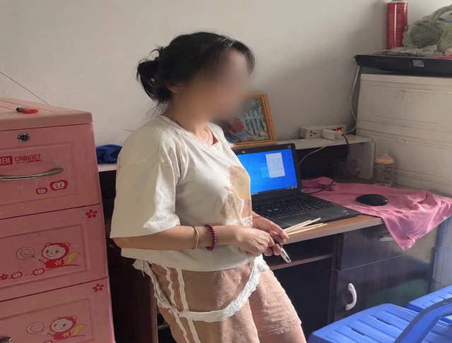 Kiểm tra phòng trọ, công an phát hiện người phụ nữ SN 1987 thực hiện hàng nghìn cuộc gọi, nhận hơn 300.000 đồng/ngày- Ảnh 1.