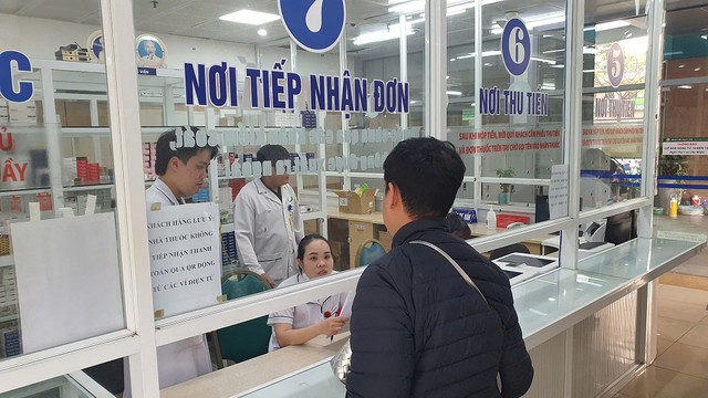 Tất cả người dân hay tự mua thuốc ở các hiệu thuốc chú ý thông báo liên quan đến BHYT - Ảnh 2.